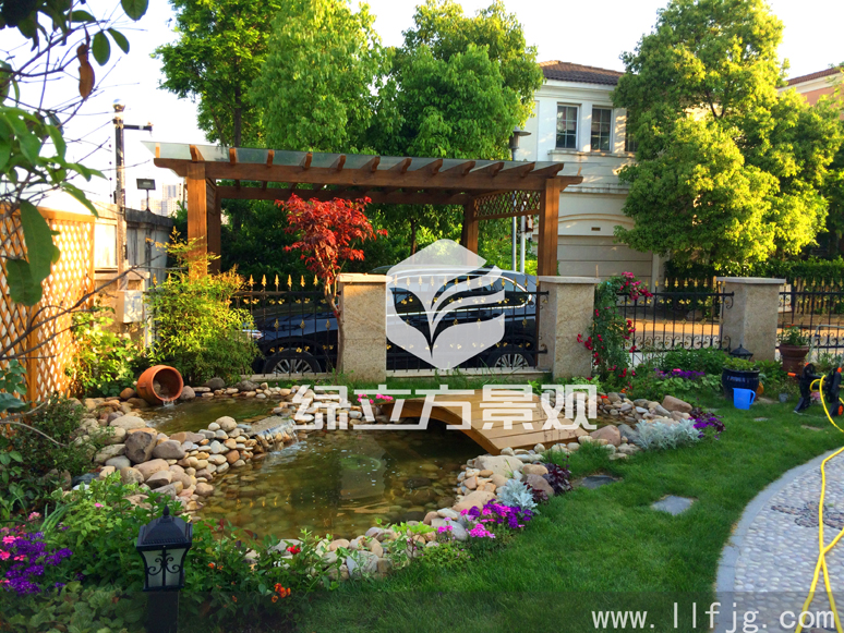 别墅庭院设计效果图,花园设计效果图,庭院绿化,花园景观设计,苏州花园设计,花园木作,山茶树,防腐木廊架,自然式水池,小木桥,花园灯具,花坛,洗手池,小木桥,小桥,花园设计实景,卵石路,花园养护,花园管家 别墅庭院设计效果图,花园设计效果图,庭院绿化,花园景观设计,苏州花园设计,花园木作,山茶树,防腐木廊架,自然式水池,小木桥,花园灯具,花坛,洗手池,小木桥,小桥,花园设计实景,卵石路,花园养护,花园管家