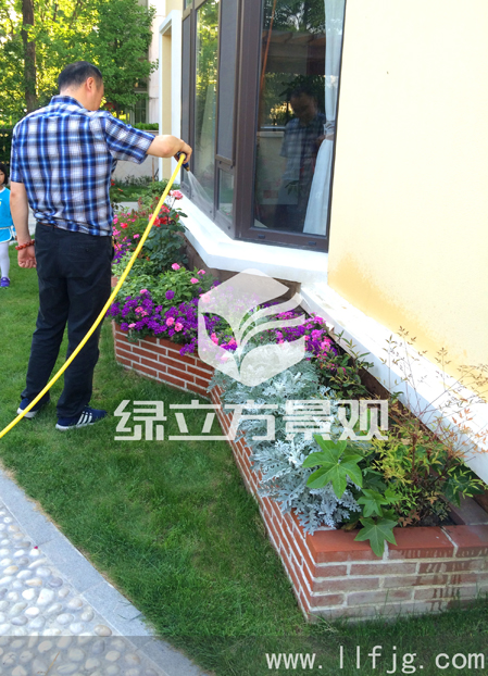 别墅庭院设计效果图,花园设计效果图,庭院绿化,花园景观设计,苏州花园设计,花园木作,园艺砖花坛,防腐木廊架,自然式水池,小木桥,花园灯具,花坛,洗手池,小木桥,小桥,花园设计实景,卵石路,花园养护,花园管家,花园绿化,庭院绿化,美女樱,金边瑞香,花园浇水,花园喷灌 别墅庭院设计效果图,花园设计效果图,庭院绿化,花园景观设计,苏州花园设计,花园木作,园艺砖花坛,防腐木廊架,自然式水池,小木桥,花园灯具,花坛,洗手池,小木桥,小桥,花园设计实景,卵石路,花园养护,花园管家,花园绿化,庭院绿化,美女樱,金边瑞香,花园浇水,花园喷灌