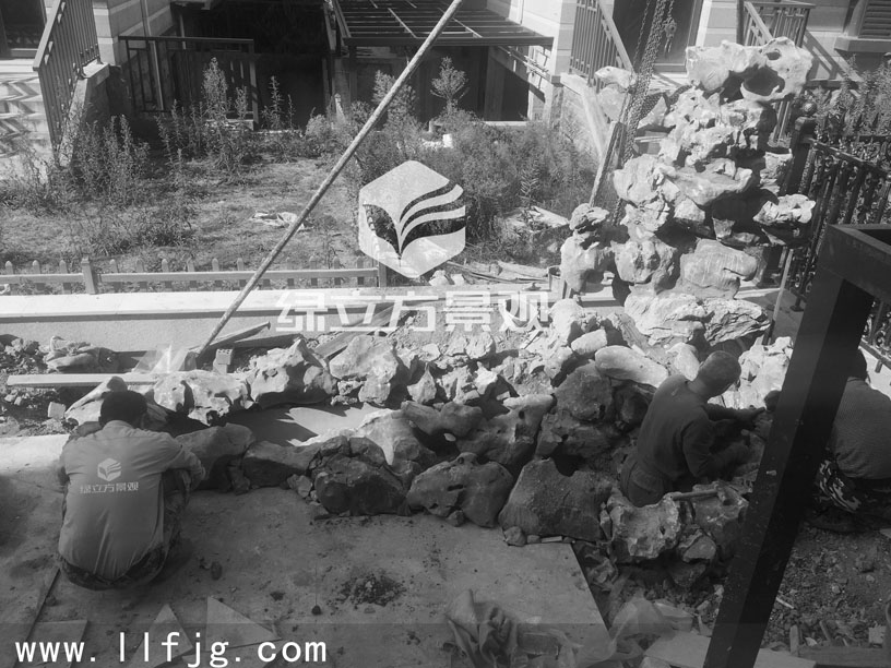 太湖石假山施工，假山水池制作，太湖石水池，堆假山过程，小水池